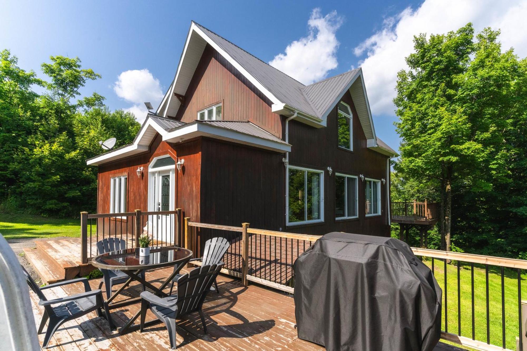 Вилла Cozy Chalet With Pool And Spa Grenville-Sur-La-Rouge Экстерьер фото