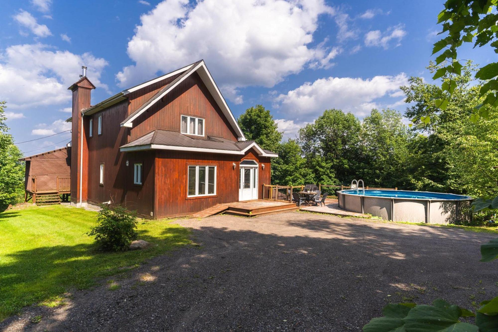 Вилла Cozy Chalet With Pool And Spa Grenville-Sur-La-Rouge Экстерьер фото