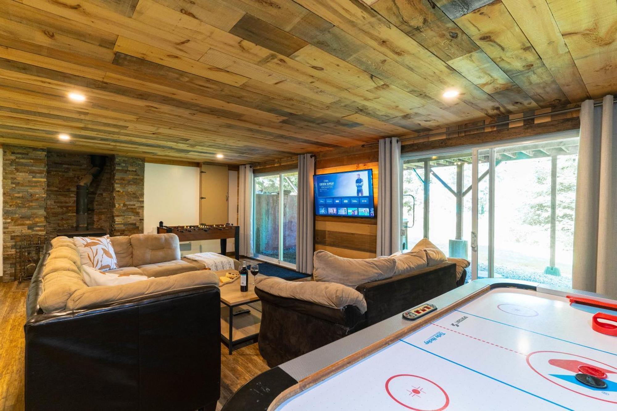 Вилла Cozy Chalet With Pool And Spa Grenville-Sur-La-Rouge Экстерьер фото